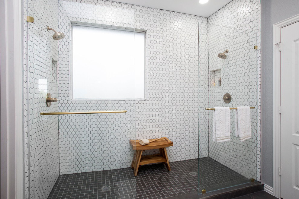 Idéer för små skandinaviska badrum med dusch, med skåp i shakerstil, vita skåp, en dubbeldusch, vit kakel, porslinskakel, klinkergolv i porslin, ett nedsänkt handfat, marmorbänkskiva och grått golv