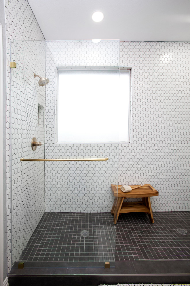 Стильный дизайн: маленькая ванная комната в скандинавском стиле с фасадами в стиле шейкер, белыми фасадами, двойным душем, белой плиткой, керамогранитной плиткой, полом из керамогранита, душевой кабиной, накладной раковиной, мраморной столешницей, серым полом и серыми стенами для на участке и в саду - последний тренд