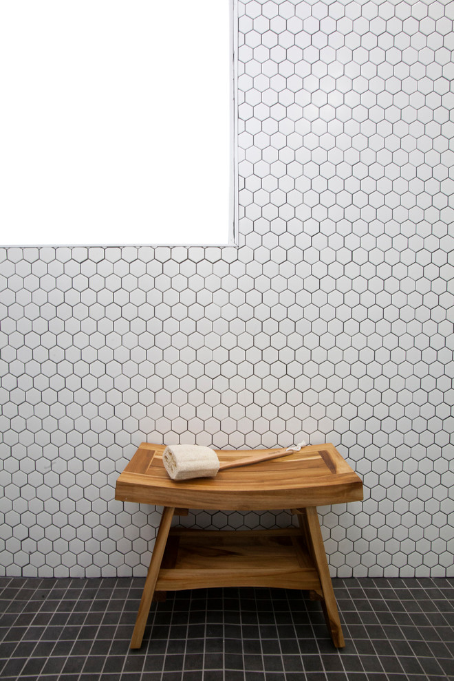 Cette image montre une petite salle d'eau nordique avec un placard à porte shaker, des portes de placard blanches, une douche double, un carrelage blanc, des carreaux de porcelaine, un sol en carrelage de porcelaine, un lavabo posé, un plan de toilette en marbre, un sol gris et un mur gris.