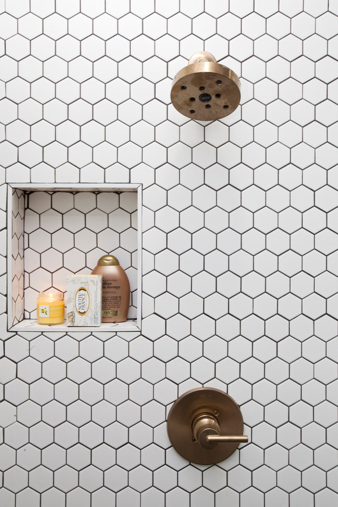 Пример оригинального дизайна: большая главная ванная комната в современном стиле с фасадами в стиле шейкер, белыми фасадами, душем в нише, раздельным унитазом, белой плиткой, керамической плиткой, серыми стенами, полом из керамической плитки, накладной раковиной, мраморной столешницей, серым полом и открытым душем
