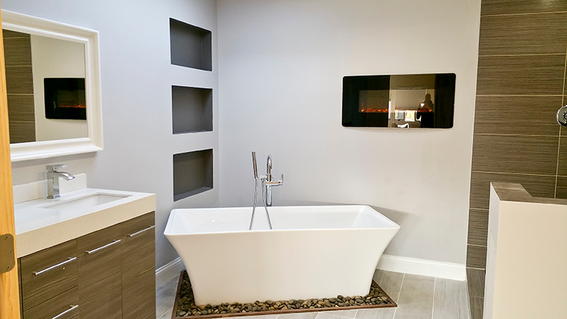 Idéer för ett stort modernt en-suite badrum, med ett undermonterad handfat, bänkskiva i kvartsit, ett fristående badkar, en öppen dusch, grå kakel, kakel i småsten, grå väggar och klinkergolv i porslin