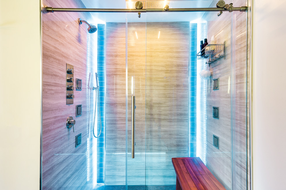 Стильный дизайн: ванная комната в современном стиле с душем в нише, белыми стенами, полом из мозаичной плитки, черным полом и душем с раздвижными дверями - последний тренд
