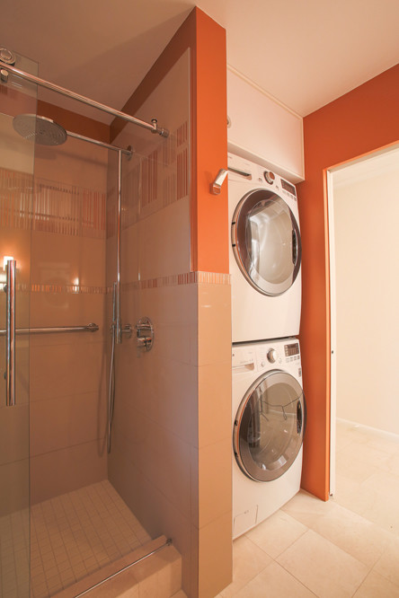 Immagine di una piccola stanza da bagno moderna con lavabo sottopiano, doccia aperta, WC monopezzo, piastrelle beige, piastrelle in gres porcellanato, pavimento in marmo e lavanderia