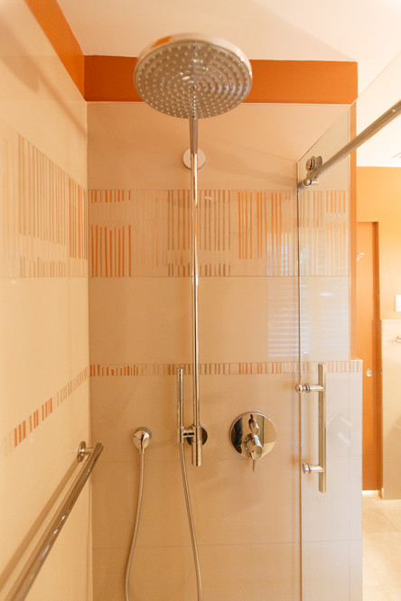 Kleines Modernes Badezimmer mit Unterbauwaschbecken, offener Dusche, Toilette mit Aufsatzspülkasten, beigen Fliesen, Porzellanfliesen und Marmorboden in Tampa
