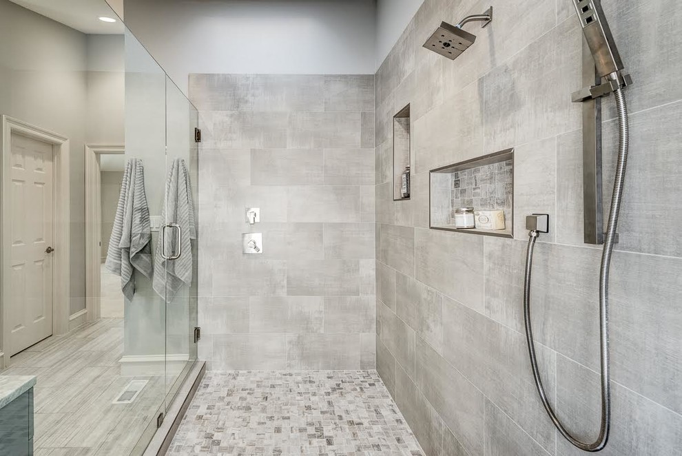Idéer för stora funkis en-suite badrum, med släta luckor, grå skåp, en dusch i en alkov, en toalettstol med separat cisternkåpa, grå kakel, porslinskakel, grå väggar, klinkergolv i porslin, ett nedsänkt handfat, marmorbänkskiva, grått golv och dusch med gångjärnsdörr