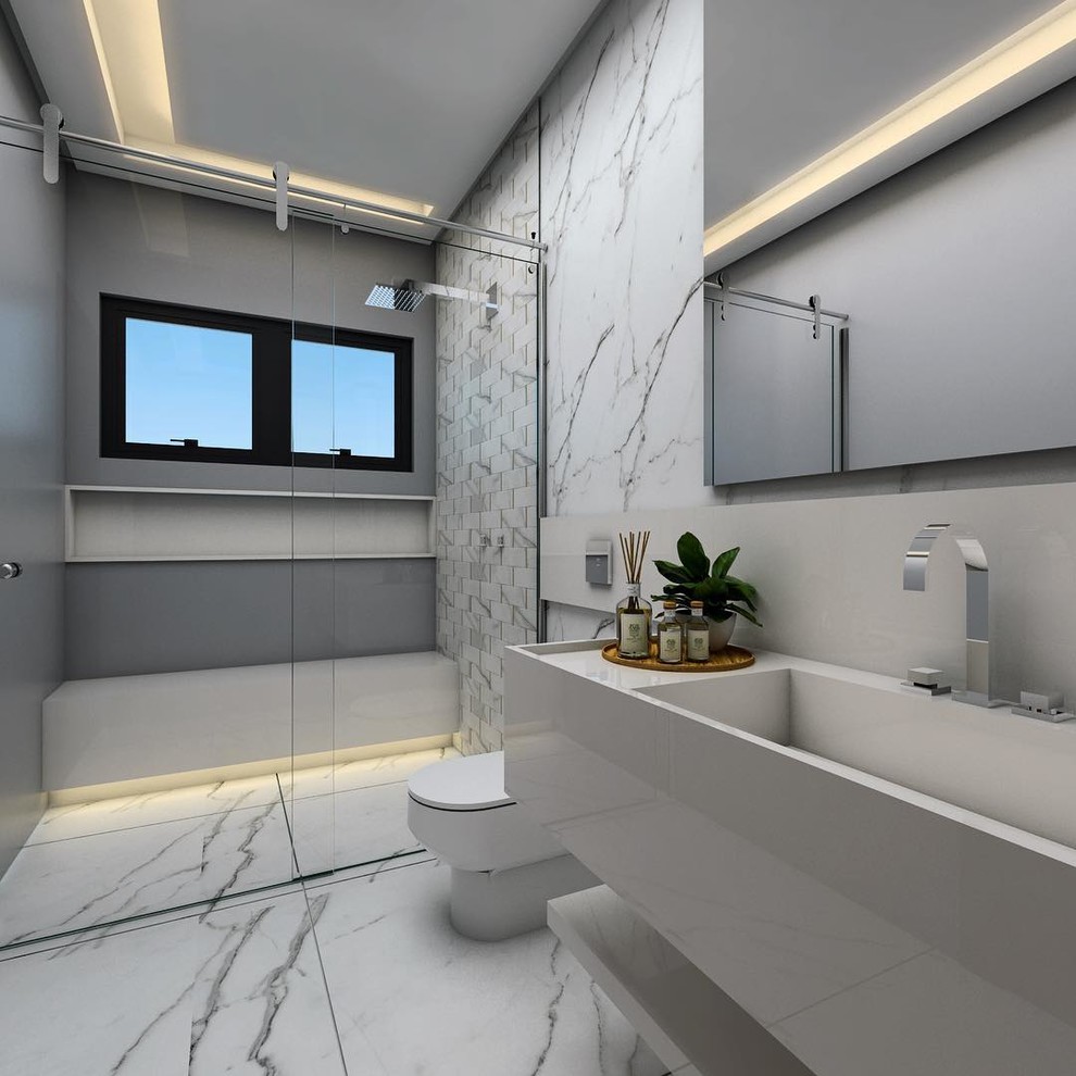 Exempel på ett mellanstort modernt badrum, med släta luckor, vita skåp, en kantlös dusch, vita väggar, betonggolv, bänkskiva i kvarts, en toalettstol med hel cisternkåpa, ett avlångt handfat, vitt golv och dusch med skjutdörr