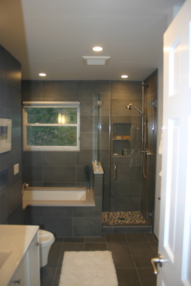 Inspiration för mellanstora moderna badrum med dusch, med en öppen dusch, en toalettstol med hel cisternkåpa, kakel i småsten, klinkergolv i porslin, ett avlångt handfat, släta luckor, vita skåp, ett platsbyggt badkar, vit kakel, grå väggar och bänkskiva i akrylsten