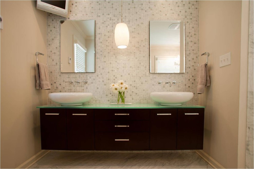 Idée de décoration pour une salle de bain design avec un plan de toilette vert.