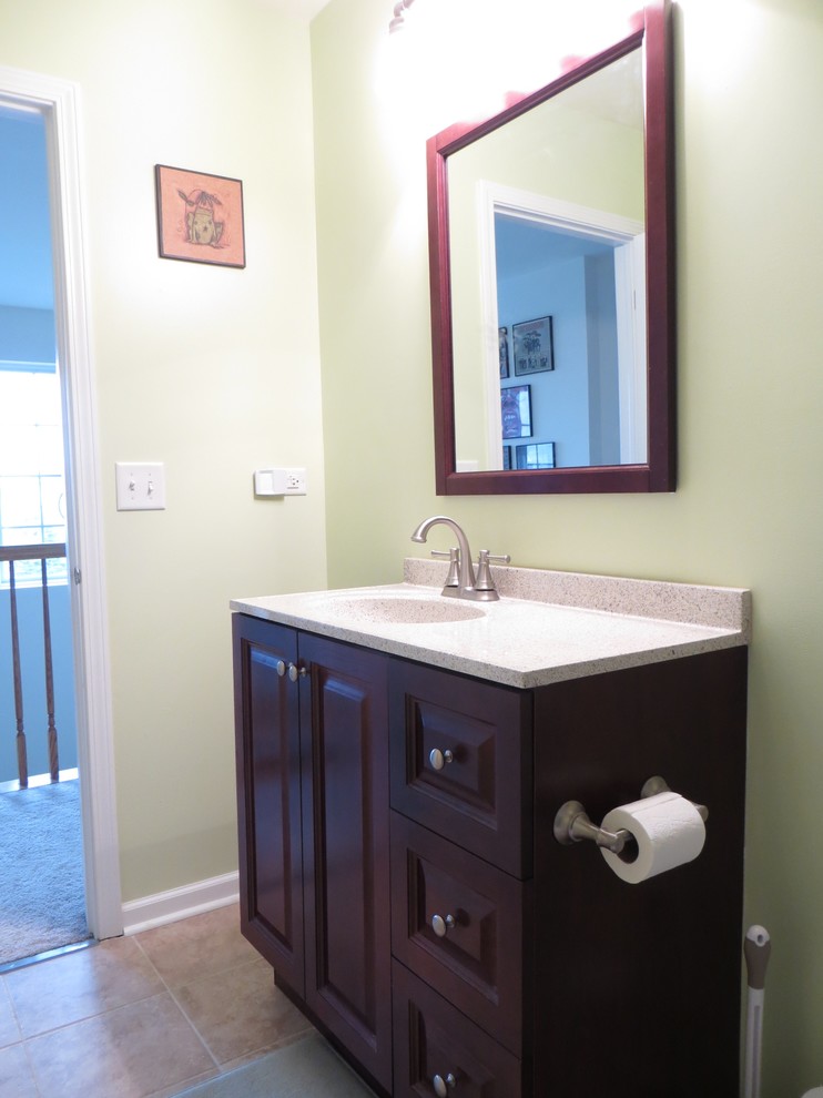 Imagen de cuarto de baño infantil moderno de tamaño medio con puertas de armario de madera en tonos medios, encimera de acrílico, baldosas y/o azulejos beige y paredes verdes