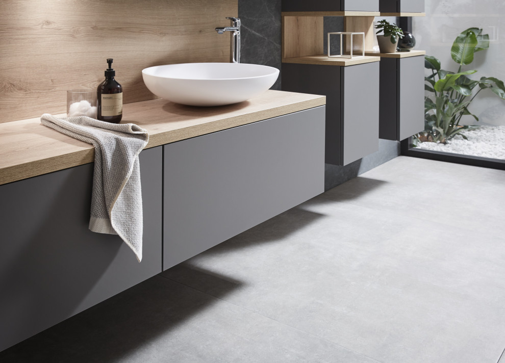 Exempel på ett mellanstort skandinaviskt flerfärgad flerfärgat en-suite badrum, med möbel-liknande, grå skåp, ett fristående badkar, grå kakel, grå väggar, klinkergolv i keramik, ett fristående handfat, träbänkskiva och grått golv