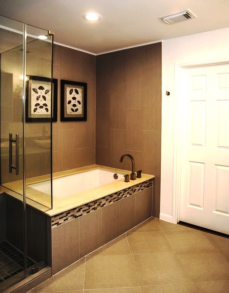 Cette photo montre une salle de bain principale moderne en bois foncé de taille moyenne avec une vasque, un placard à porte plane, un plan de toilette en verre, une baignoire encastrée, une douche à l'italienne, un carrelage gris, des carreaux de porcelaine, un mur blanc et un sol en carrelage de céramique.