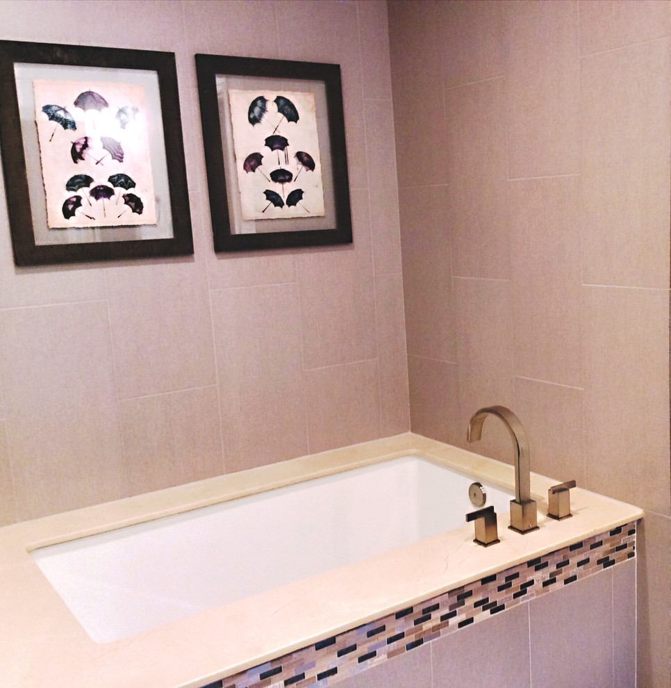 Inspiration för ett mellanstort funkis en-suite badrum, med ett fristående handfat, släta luckor, skåp i mörkt trä, bänkskiva i glas, ett undermonterat badkar, en kantlös dusch, grå kakel, porslinskakel, vita väggar och klinkergolv i keramik
