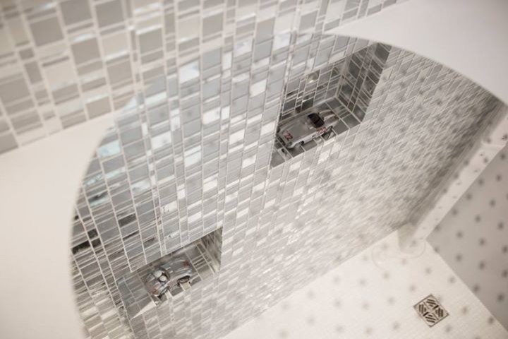 Exempel på ett mellanstort modernt en-suite badrum, med en dusch i en alkov, grå kakel och glaskakel