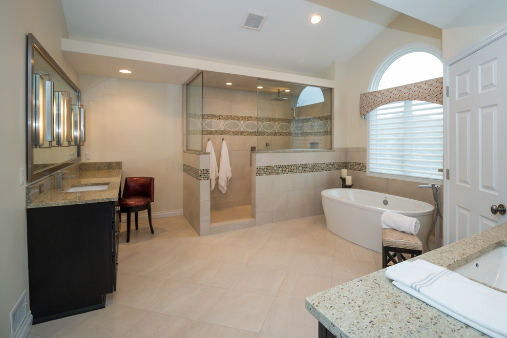 Mittelgroßes Klassisches Badezimmer En Suite mit freistehender Badewanne, Duschnische und beigen Fliesen in Detroit