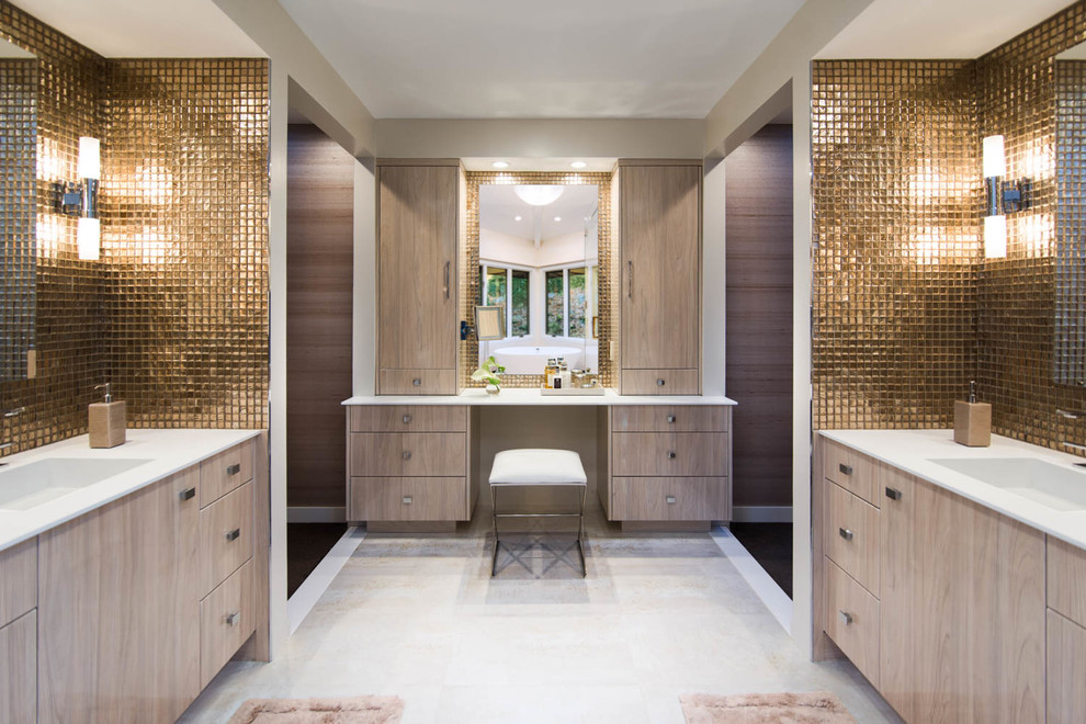 Пример оригинального дизайна: главная ванная комната в современном стиле с плоскими фасадами, светлыми деревянными фасадами, отдельно стоящей ванной, бежевыми стенами и монолитной раковиной