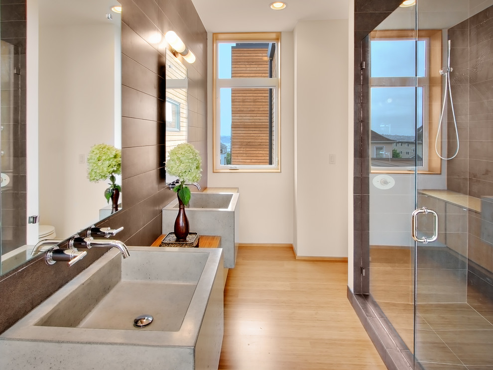 Modelo de cuarto de baño moderno con lavabo sobreencimera