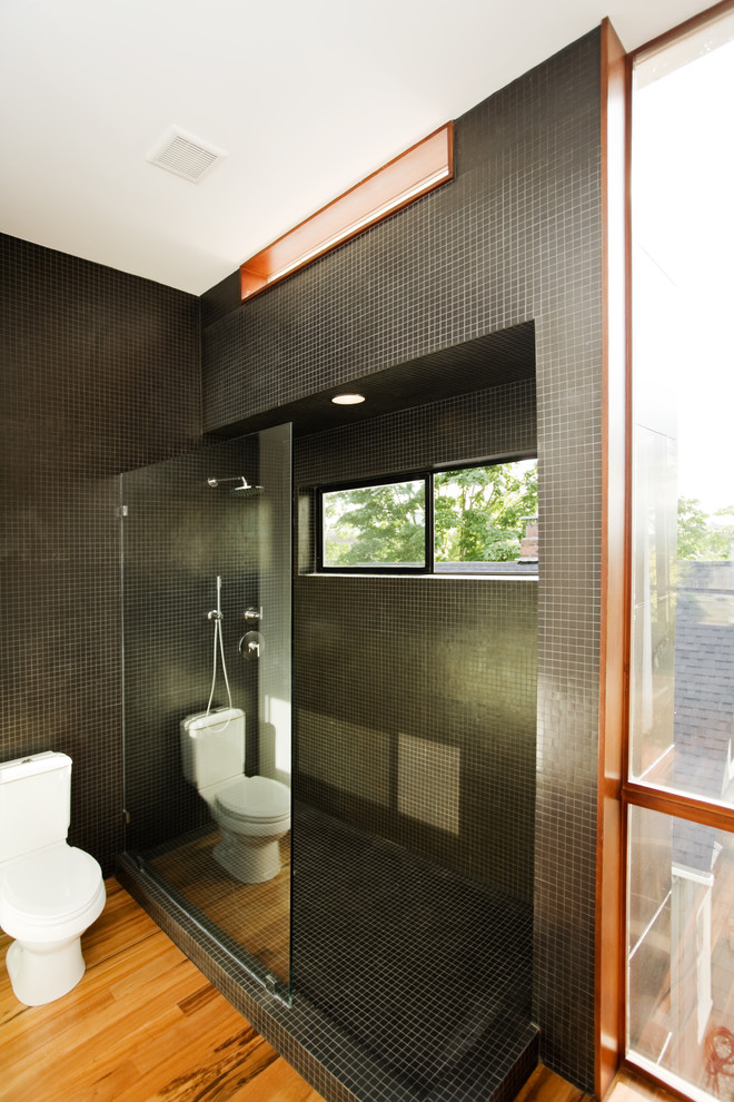 Идея дизайна: ванная комната в стиле модернизм с плиткой мозаикой и окном