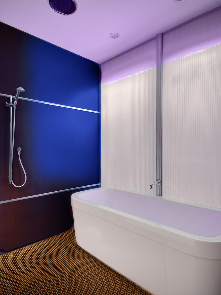 Réalisation d'une salle de bain minimaliste avec une baignoire indépendante et mosaïque.