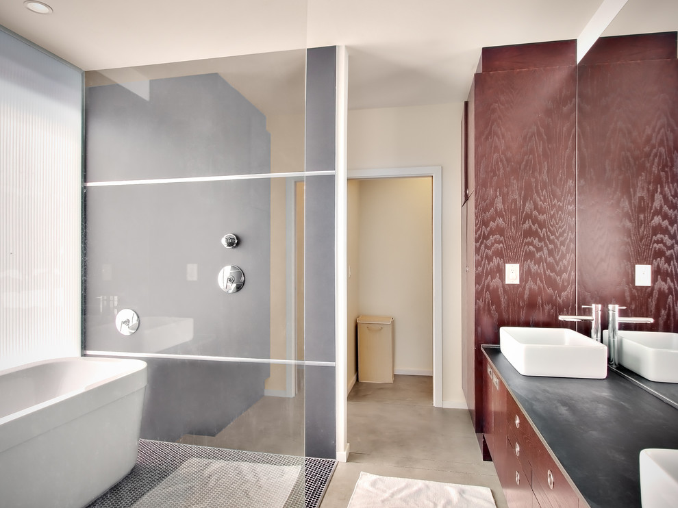 Imagen de cuarto de baño minimalista con bañera exenta
