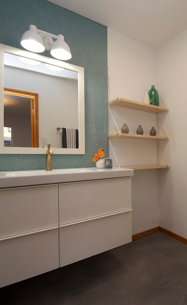 Foto de cuarto de baño minimalista con armarios con paneles lisos, puertas de armario blancas, baldosas y/o azulejos azules y baldosas y/o azulejos en mosaico