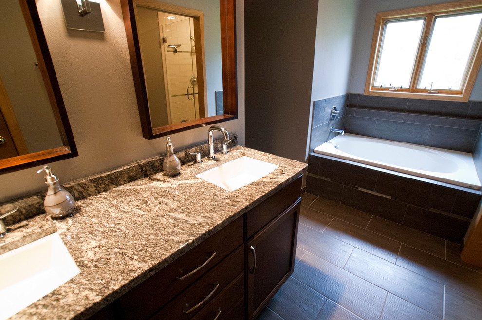 Exempel på ett modernt en-suite badrum, med ett undermonterad handfat, skåp i shakerstil, skåp i mörkt trä, granitbänkskiva, ett platsbyggt badkar, brun kakel, porslinskakel, grå väggar och klinkergolv i porslin