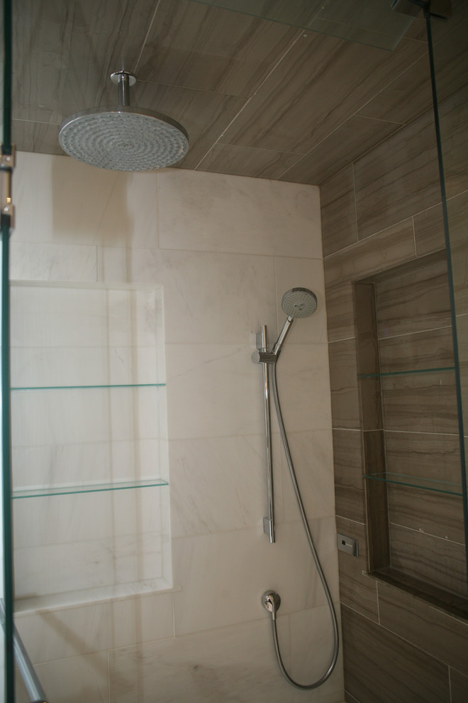 Mittelgroßes Klassisches Badezimmer En Suite mit Badewanne in Nische, Eckdusche, beigen Fliesen, weißer Wandfarbe, Falttür-Duschabtrennung, Mosaik-Bodenfliesen und beigem Boden in Toronto