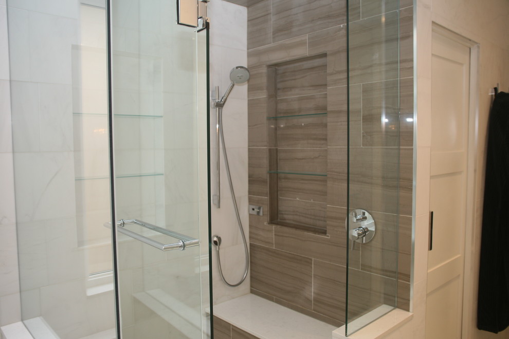 Esempio di una stanza da bagno padronale tradizionale di medie dimensioni con vasca ad alcova, piastrelle beige, pareti bianche, doccia ad angolo, porta doccia a battente, pavimento con piastrelle a mosaico e pavimento beige