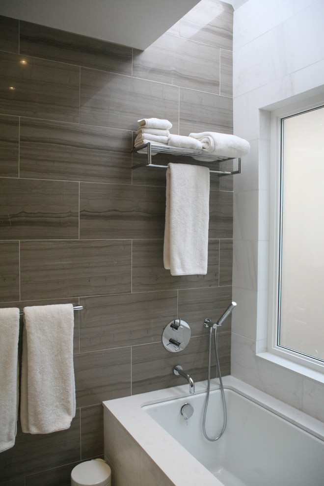 Immagine di una stanza da bagno padronale tradizionale di medie dimensioni con vasca ad alcova, piastrelle beige, pareti bianche, doccia ad angolo, porta doccia a battente, pavimento con piastrelle a mosaico e pavimento beige
