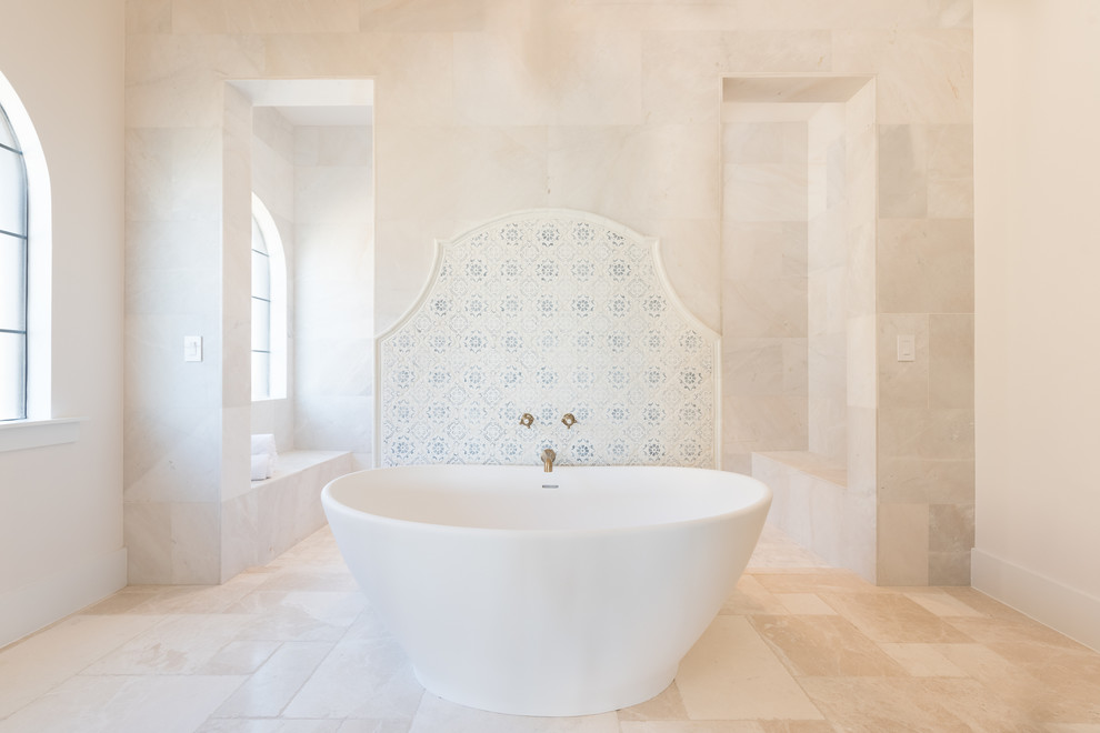 Idee per una stanza da bagno mediterranea con vasca freestanding, doccia aperta, pareti beige, pavimento beige e doccia aperta