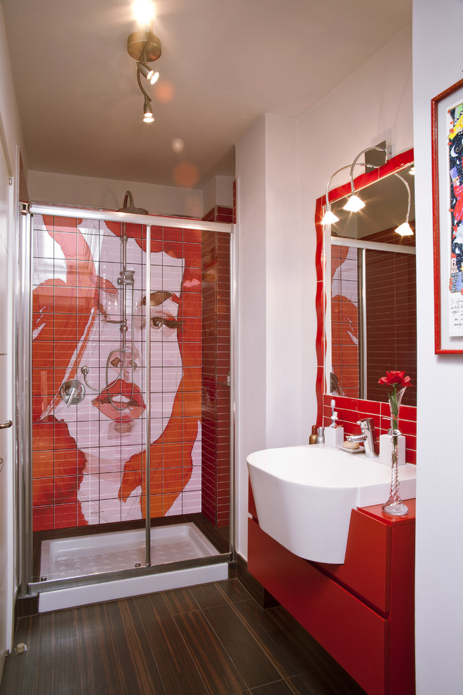 Стильный дизайн: ванная комната в современном стиле с плоскими фасадами, красными фасадами, душем в нише, белыми стенами, темным паркетным полом, настольной раковиной и коричневым полом - последний тренд