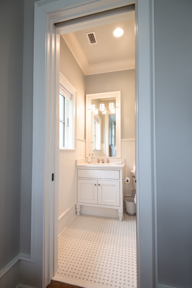 Inredning av ett modernt stort grå grått en-suite badrum, med luckor med infälld panel, vita skåp, ett fristående badkar, en dusch i en alkov, en toalettstol med separat cisternkåpa, vita väggar, klinkergolv i porslin, ett undermonterad handfat, bänkskiva i kvarts, vitt golv och dusch med gångjärnsdörr