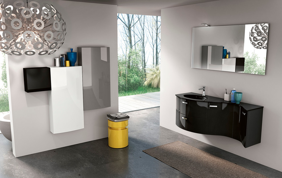 Idéer för ett litet modernt badrum med dusch, med ett integrerad handfat, släta luckor, svarta skåp, bänkskiva i glas, ett fristående badkar, en hörndusch, en toalettstol med hel cisternkåpa, grå kakel, keramikplattor, grå väggar och klinkergolv i keramik