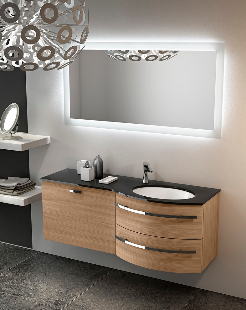 Aménagement d'une petite salle d'eau moderne en bois brun avec un lavabo intégré, un placard à porte plane, un plan de toilette en verre, une baignoire indépendante, une douche d'angle, WC à poser, un carrelage gris, des carreaux de céramique, un mur gris et un sol en carrelage de céramique.