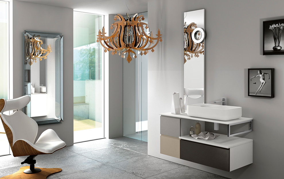 Idéer för ett litet modernt badrum med dusch, med ett integrerad handfat, släta luckor, bruna skåp, bänkskiva i glas, ett fristående badkar, en hörndusch, en toalettstol med hel cisternkåpa, grå kakel, keramikplattor, grå väggar och klinkergolv i keramik
