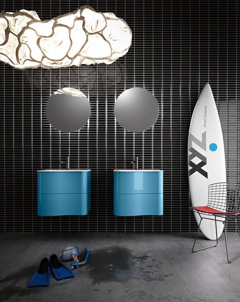 Foto på ett litet funkis badrum med dusch, med ett integrerad handfat, möbel-liknande, blå skåp, bänkskiva i glas, ett fristående badkar, en hörndusch, en toalettstol med separat cisternkåpa, svart kakel, keramikplattor och svarta väggar