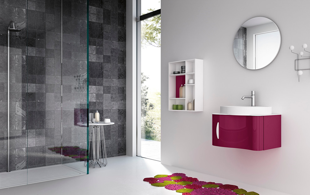 Пример оригинального дизайна: маленькая ванная комната в стиле модернизм с монолитной раковиной, фасадами островного типа, красными фасадами, стеклянной столешницей, отдельно стоящей ванной, угловым душем, раздельным унитазом, разноцветной плиткой, керамической плиткой, белыми стенами и душевой кабиной для на участке и в саду