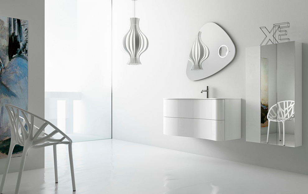 Inspiration för små moderna badrum med dusch, med ett integrerad handfat, möbel-liknande, vita skåp, bänkskiva i glas, ett fristående badkar, en hörndusch, en toalettstol med separat cisternkåpa, grå kakel, keramikplattor, vita väggar och klinkergolv i keramik