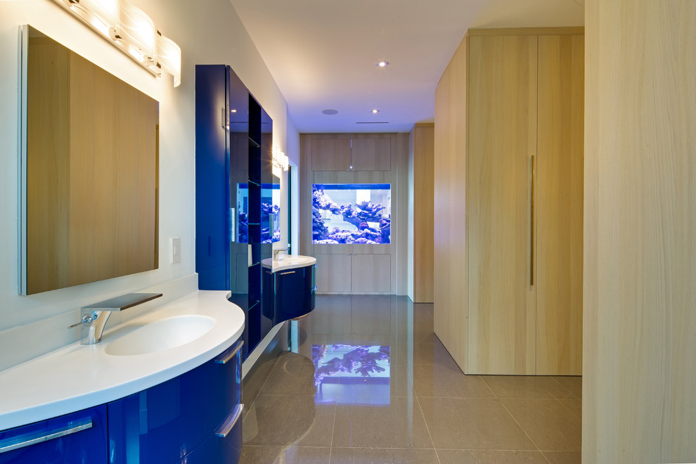 На фото: главная ванная комната в современном стиле с плоскими фасадами, синими фасадами и монолитной раковиной