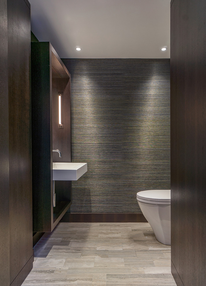 Cette image montre une salle de bain minimaliste en bois foncé avec un sol en carrelage de céramique, un lavabo suspendu, un sol gris, un plan de toilette blanc, meuble simple vasque, meuble-lavabo suspendu et du papier peint.