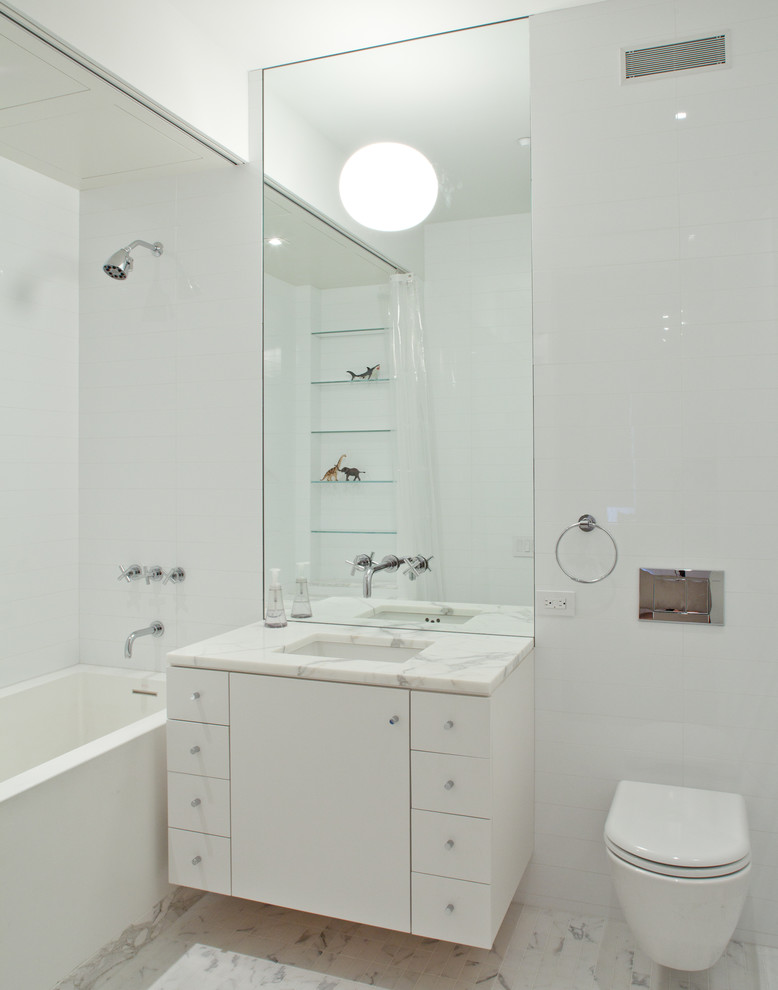 Cette image montre une salle de bain minimaliste avec un lavabo encastré et WC suspendus.