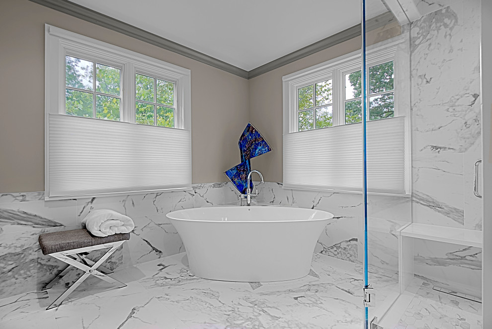 Modelo de cuarto de baño principal tradicional renovado grande con bañera exenta, suelo blanco, ducha esquinera, suelo de baldosas de porcelana y ducha con puerta con bisagras