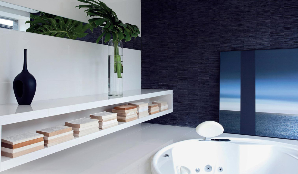 Idee per una grande stanza da bagno padronale minimalista con nessun'anta, ante bianche, piastrelle nere, piastrelle in pietra, pareti nere e vasca idromassaggio