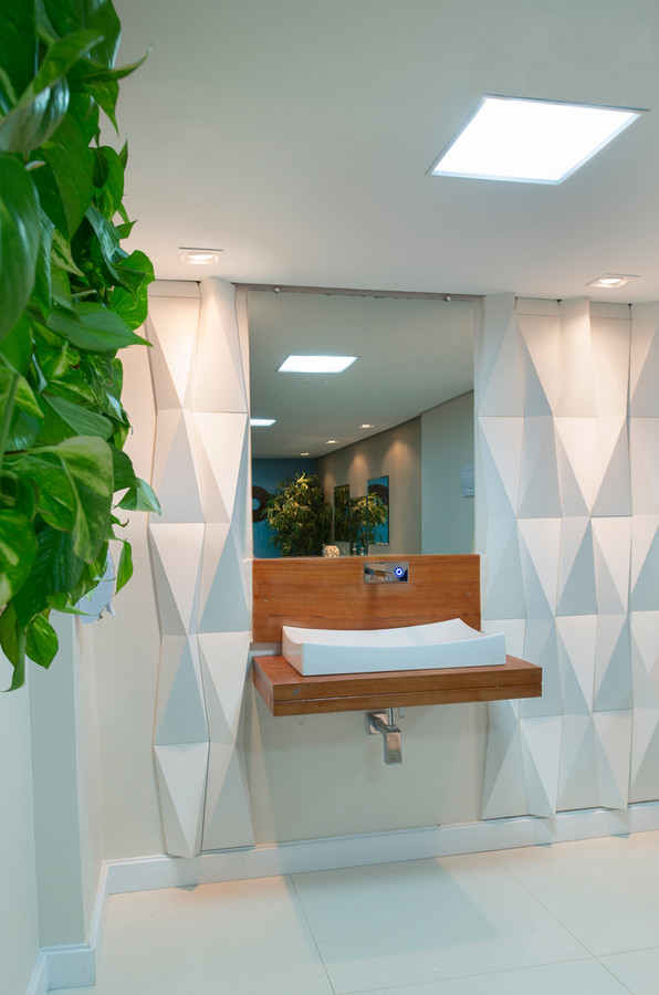 Пример оригинального дизайна: большая ванная комната в стиле модернизм с белой плиткой, цементной плиткой, белыми стенами, душевой кабиной, столешницей из дерева и настольной раковиной