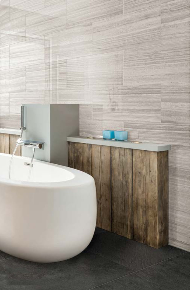 Foto di una stanza da bagno padronale design di medie dimensioni con vasca freestanding, piastrelle grigie, piastrelle in gres porcellanato, pareti grigie e pavimento in gres porcellanato
