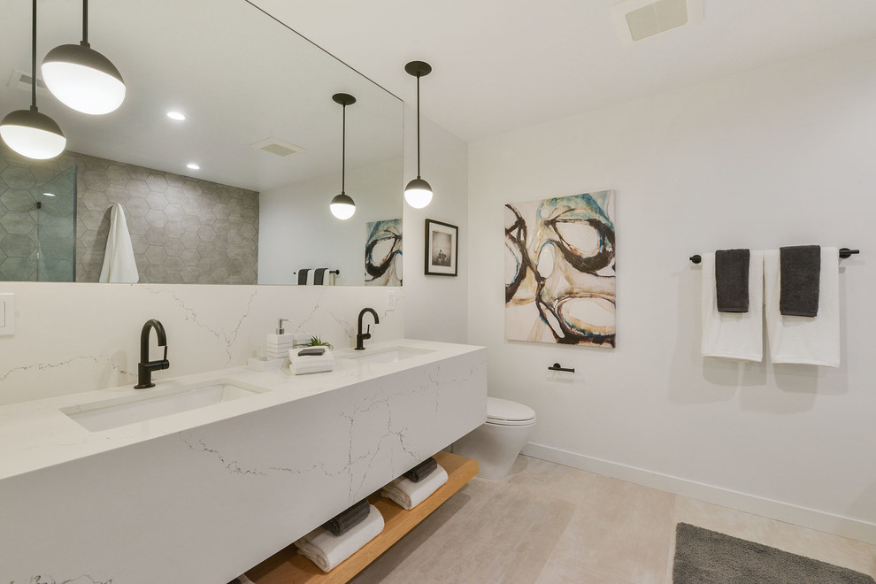 Ejemplo de cuarto de baño moderno con baldosas y/o azulejos grises, paredes blancas, lavabo bajoencimera, suelo beige y encimeras blancas