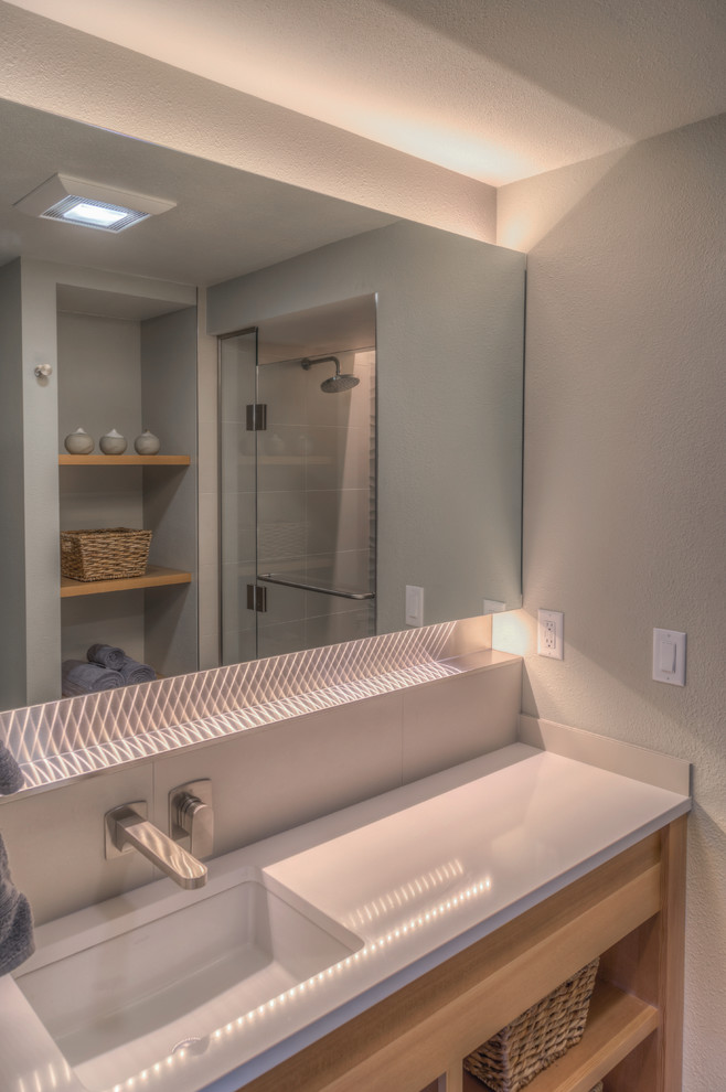 Пример оригинального дизайна: ванная комната среднего размера в стиле модернизм с открытыми фасадами, коричневыми фасадами, открытым душем, белой плиткой, керамической плиткой, зелеными стенами, душевой кабиной, монолитной раковиной, столешницей из искусственного камня и душем с распашными дверями