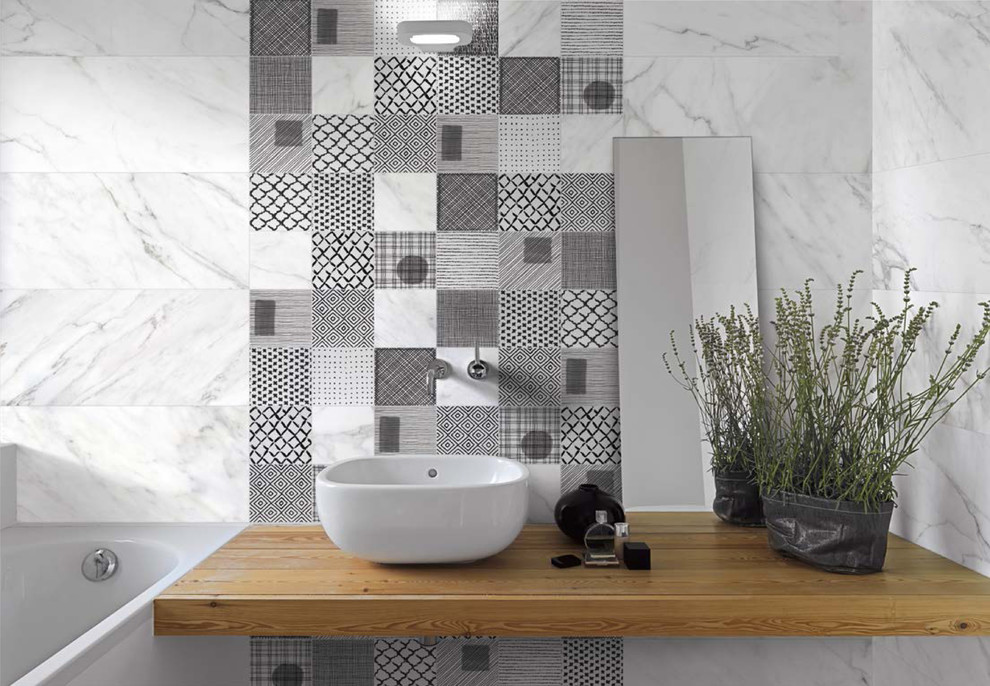 Immagine di una stanza da bagno con doccia minimalista di medie dimensioni con vasca ad alcova, piastrelle grigie, piastrelle in gres porcellanato, pareti grigie, top in legno e lavabo a bacinella