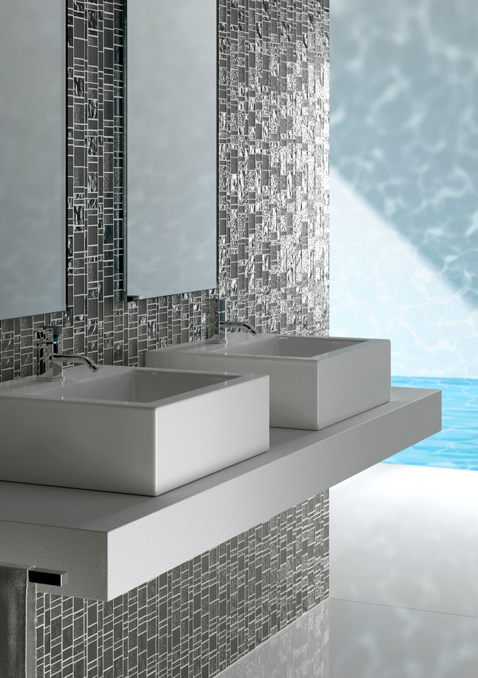 Modelo de cuarto de baño principal minimalista extra grande con lavabo sobreencimera, encimera de vidrio reciclado, ducha abierta, baldosas y/o azulejos grises, baldosas y/o azulejos de vidrio y paredes grises