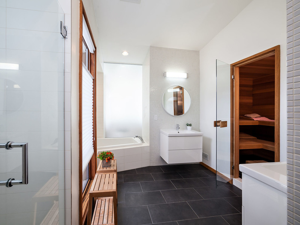 Imagen de cuarto de baño principal contemporáneo con lavabo encastrado, armarios con paneles lisos, puertas de armario blancas, baldosas y/o azulejos blancos, paredes blancas y bañera encastrada