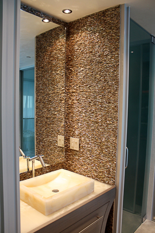 Foto di una piccola stanza da bagno con doccia moderna con consolle stile comò, ante grigie, doccia alcova, piastrelle beige e lavabo a bacinella